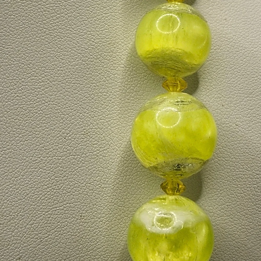 Vintage Trifari Yellow Lucite Bead Necklace Gold Tone Adjustable Chain Choker - Picture 4 of 7